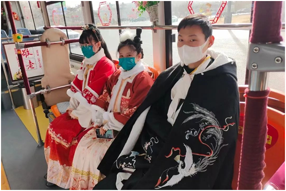 老家河南 心的春運︱熟悉的春節(jié)里！ 看洛陽公交人的過年儀式感 
