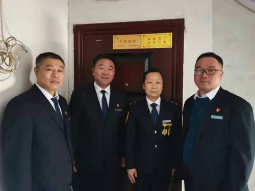 “一人得獎，全家光榮” 送“牌”上門，集團(tuán)為標(biāo)兵先進(jìn)送去榮譽(yù)喜報牌匾