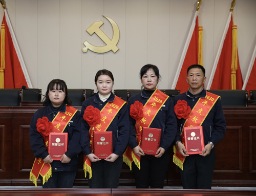 0207 從左至右依次為 點鈔能手王璐、充值能手孫昭娣、教學(xué)能手王慧娟、孫衛(wèi)東.jpg