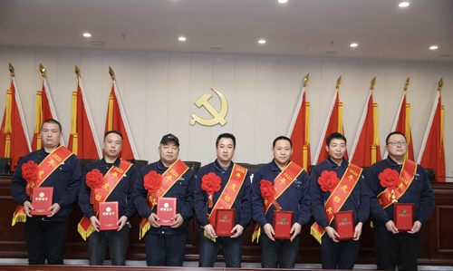 0202  標(biāo)兵從左至右依次為 苗田、尤建鵬、劉德斌、褚聰偉、王占峰、解偉強(qiáng)、馬群藝.jpg