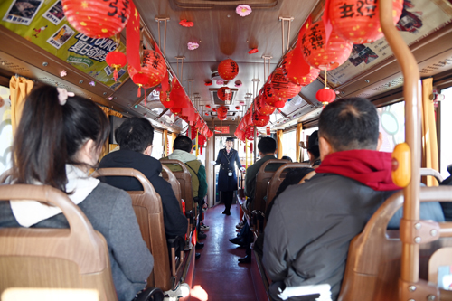 慶祝建司70周年！洛陽(yáng)公交集團(tuán)邀請(qǐng)市民代表“零距離”探秘公交03.JPG